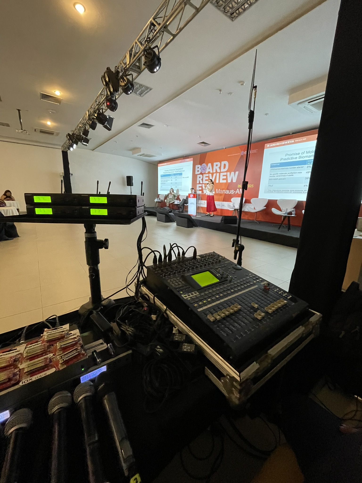 Palco de evento corporativo com projeção